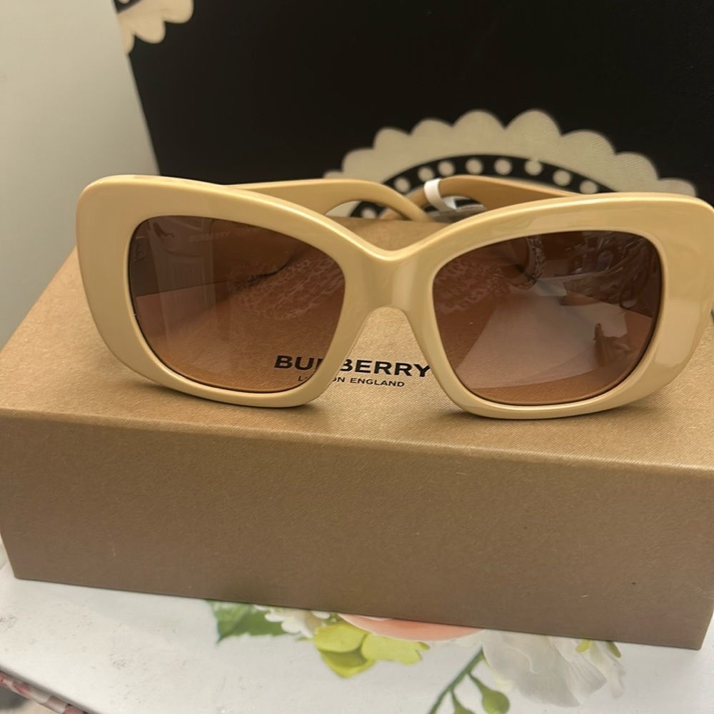 Burberry Beige Pink Gradient Dark Brown Sunglasses New - Picture 1 of 9